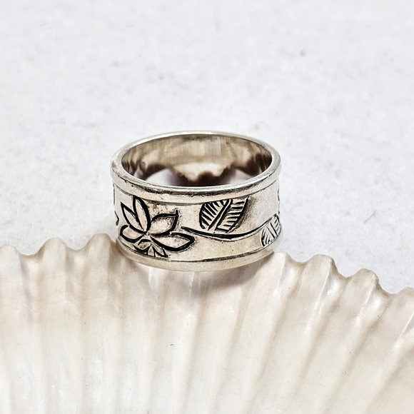 Satya 925 Silver Lotus Flower Band Ring 7.5 - Picture 2 of 12